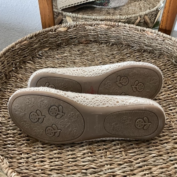 Fergalicious cream colored lacey flats are a perfect summer or springtime shoe - Picture 5 of 6